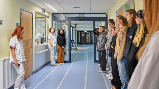 Zdravotnická exkurze do světa onkologie: studenti lycea navštívili špičkového pracoviště MOÚ